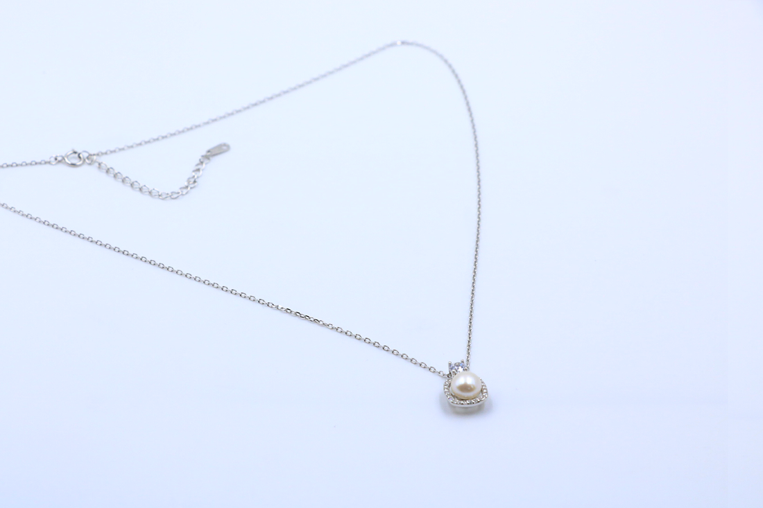 Velvet Glow Pearl Pendant