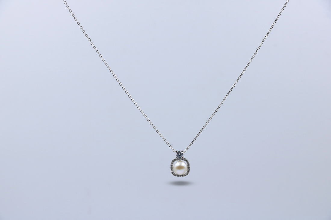 Velvet Glow Pearl Pendant