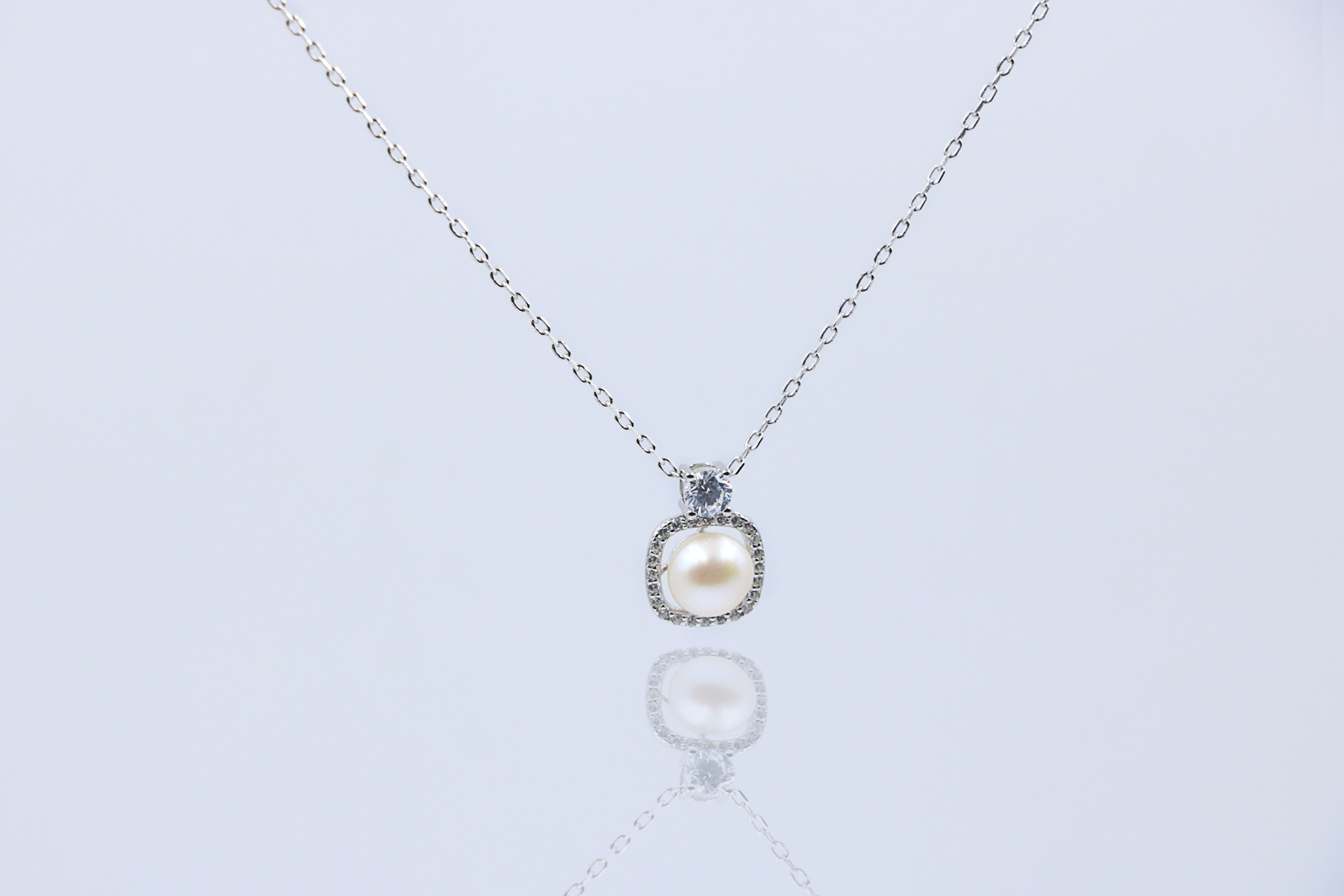 Velvet Glow Pearl Pendant