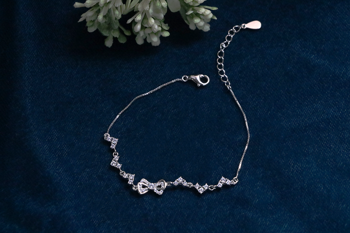Knot Gleam Silver Bracelet