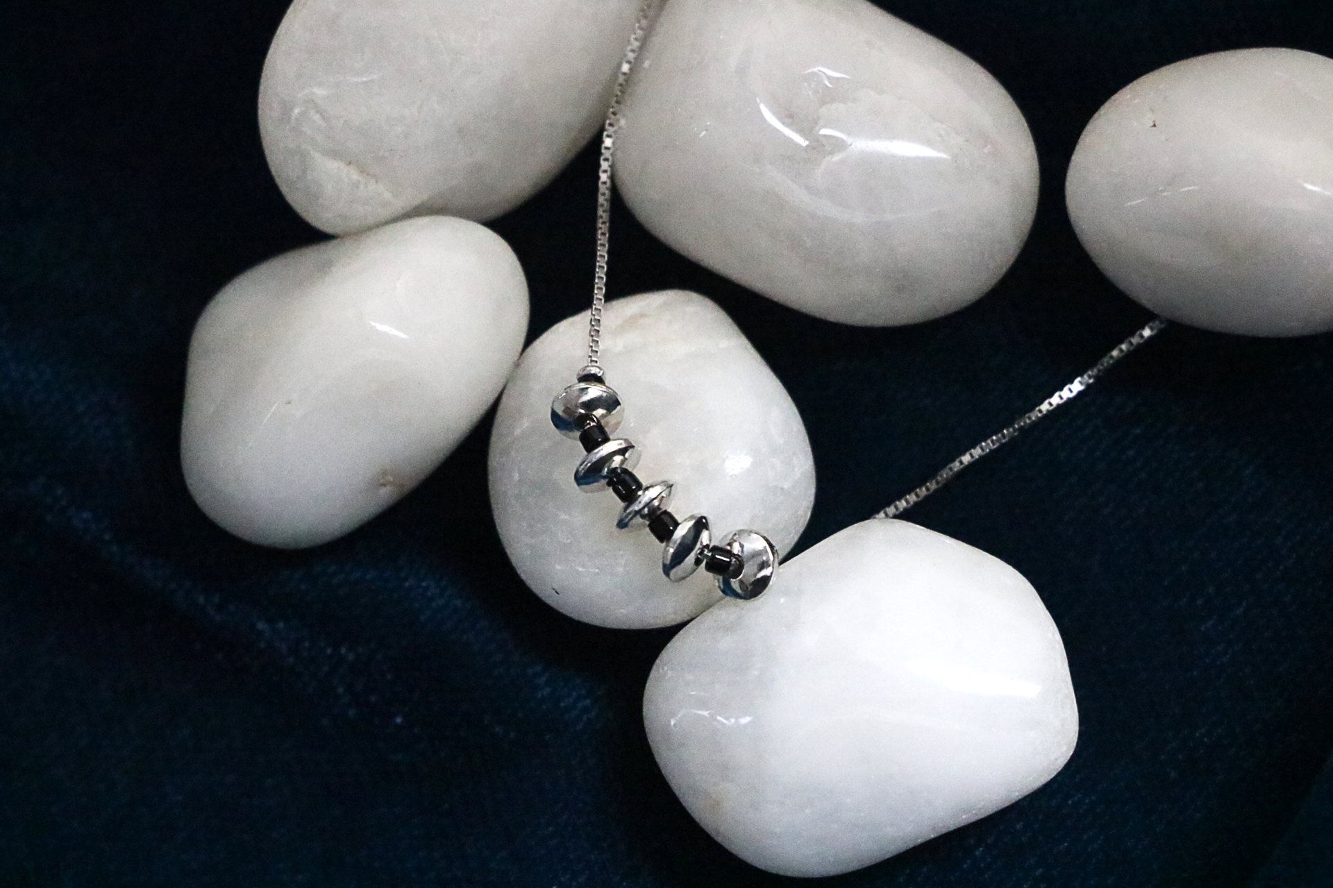 Noir Arc Pendant Chain