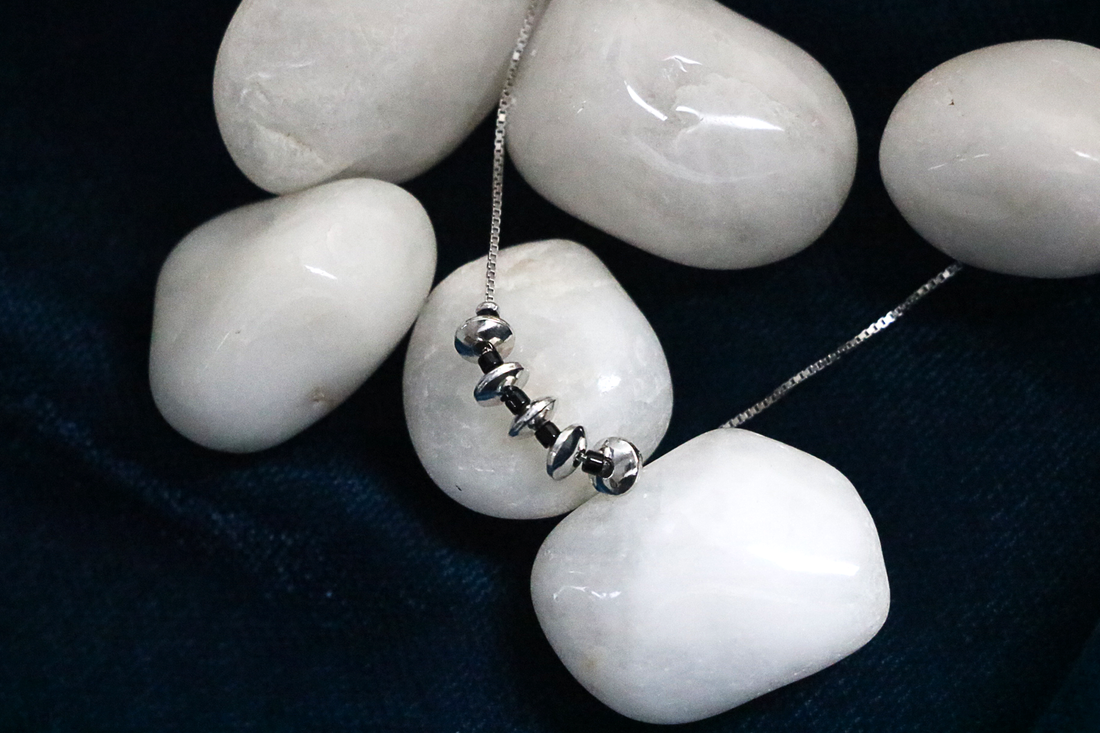 Noir Arc Pendant Chain