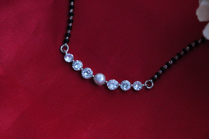 Lune Pearl Mangalsutra