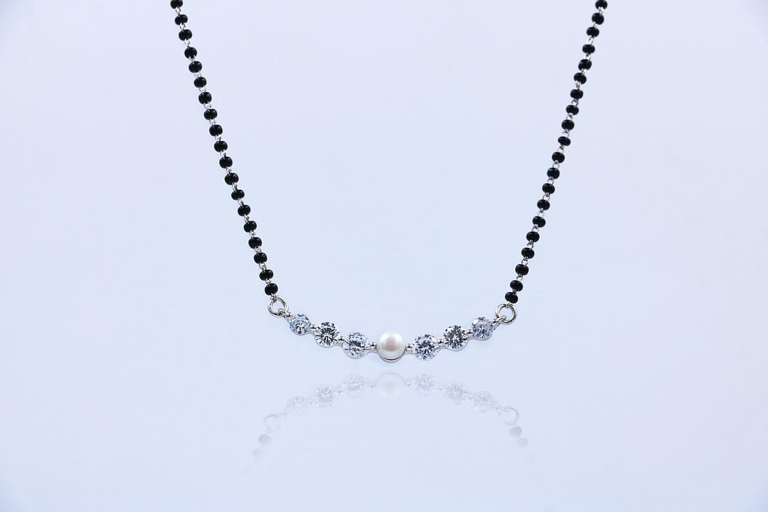 Lune Pearl Mangalsutra