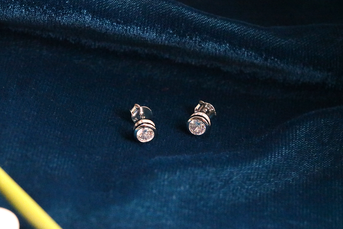Nira Solitaire Studs