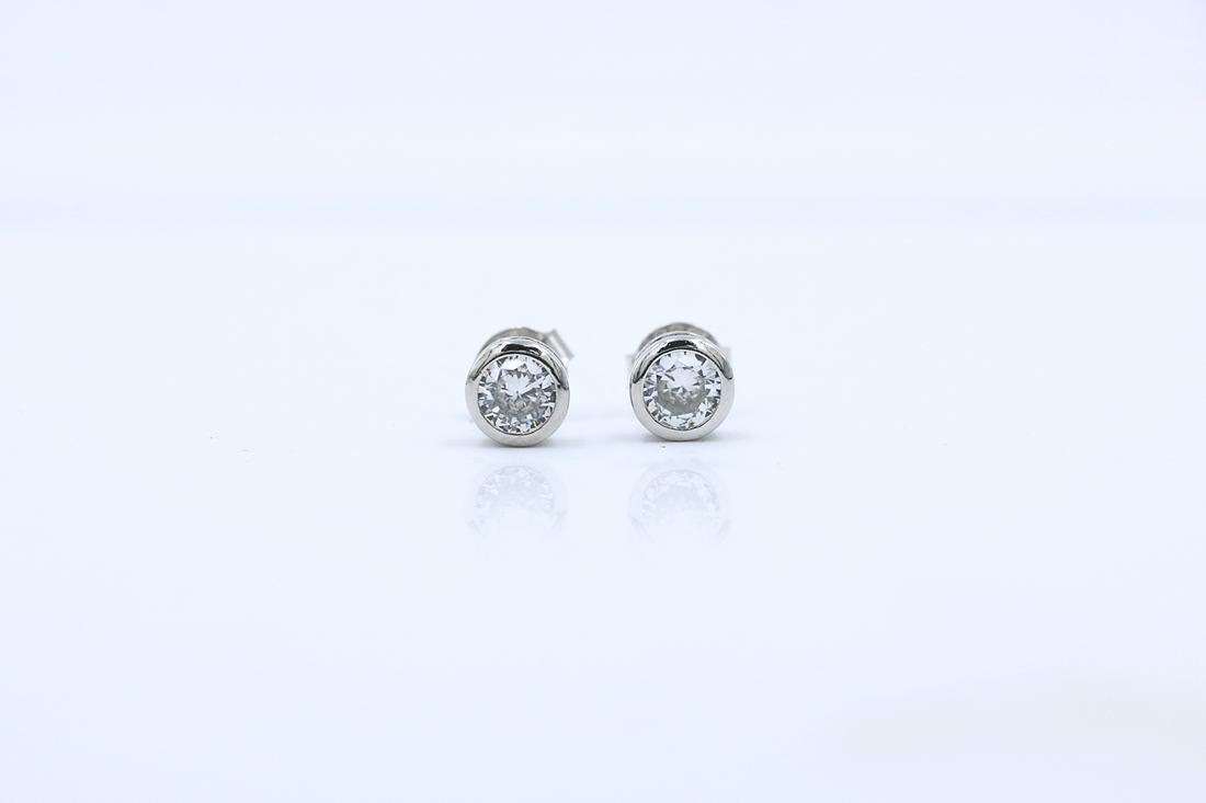 Nira Solitaire Studs