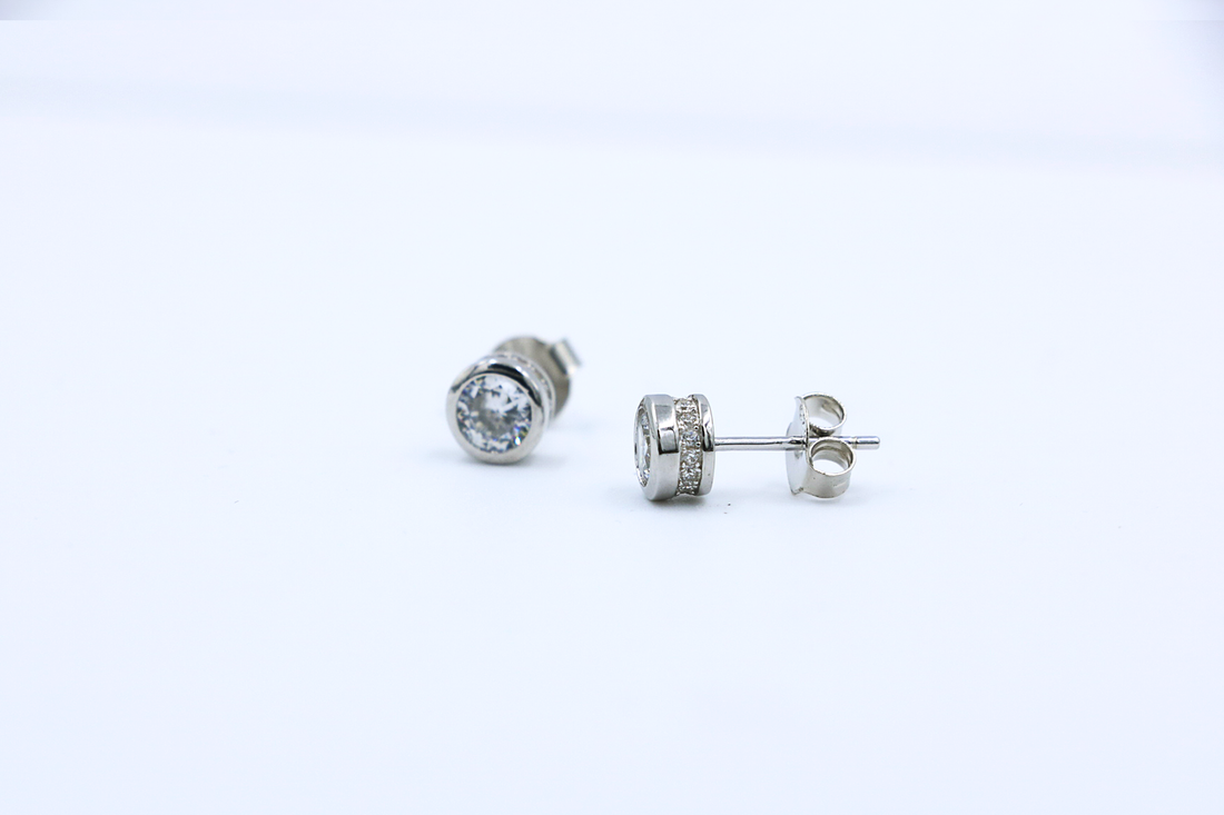 Nira Solitaire Studs