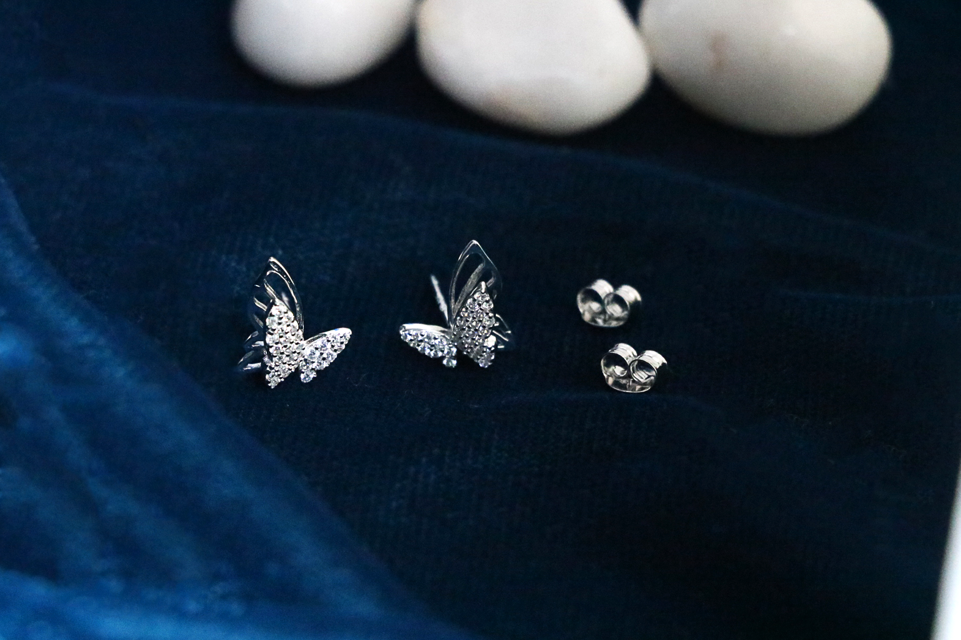 Fira Flutter Studs