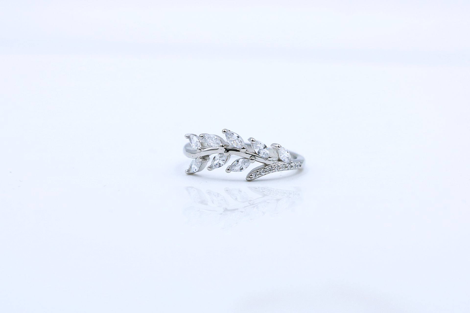 Elara Leaf Ring