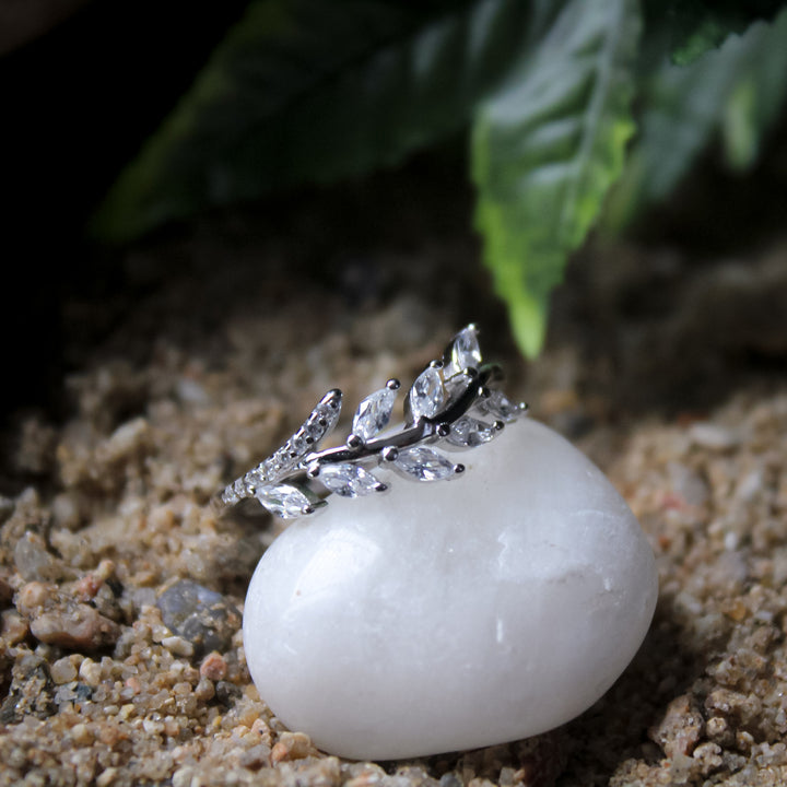 Elara Leaf Ring