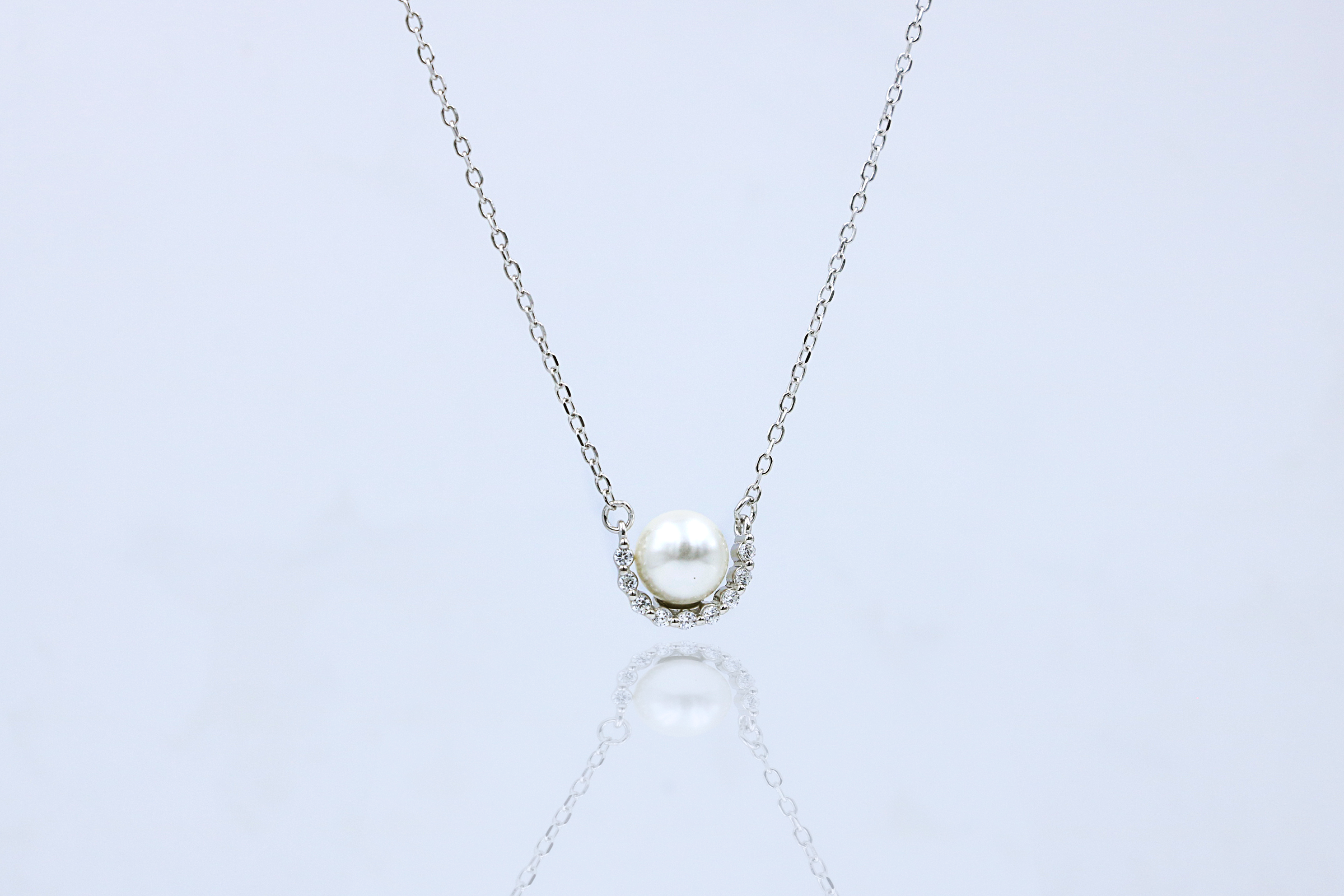 Luna Pearl Pendant Chain