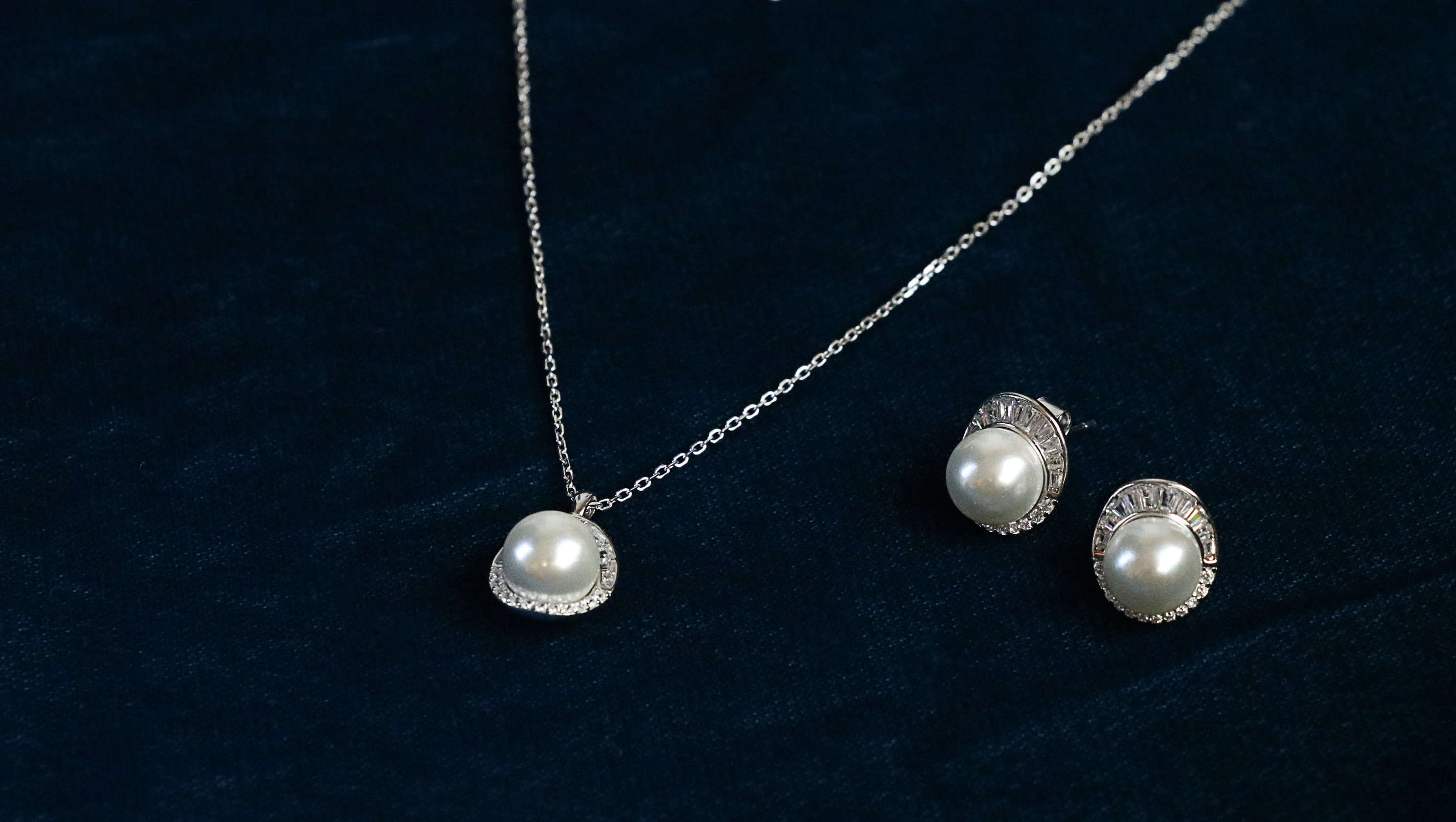 Pearl Bloom Pendant Set