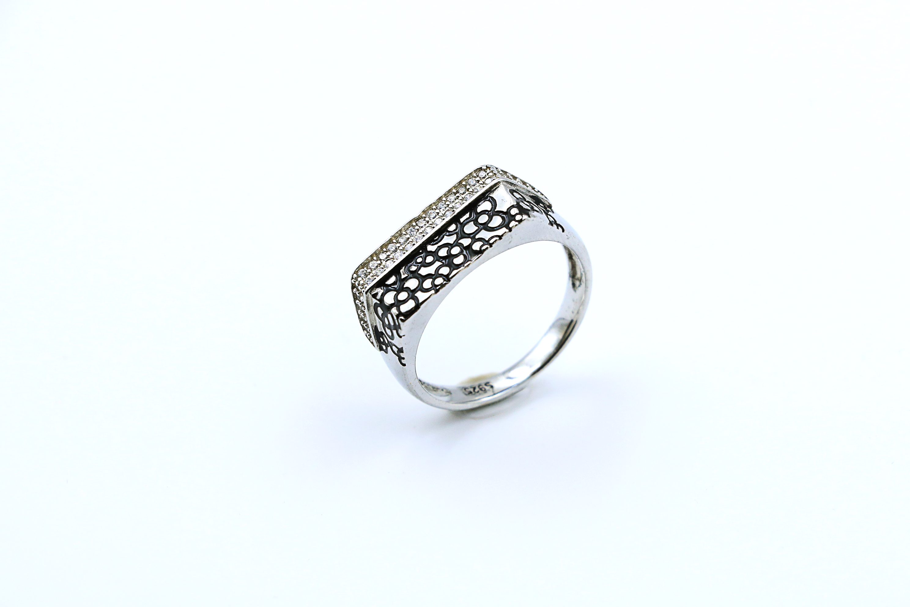 Noir Bloom Ring