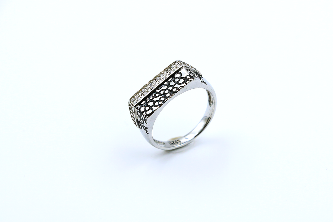 Noir Bloom Ring