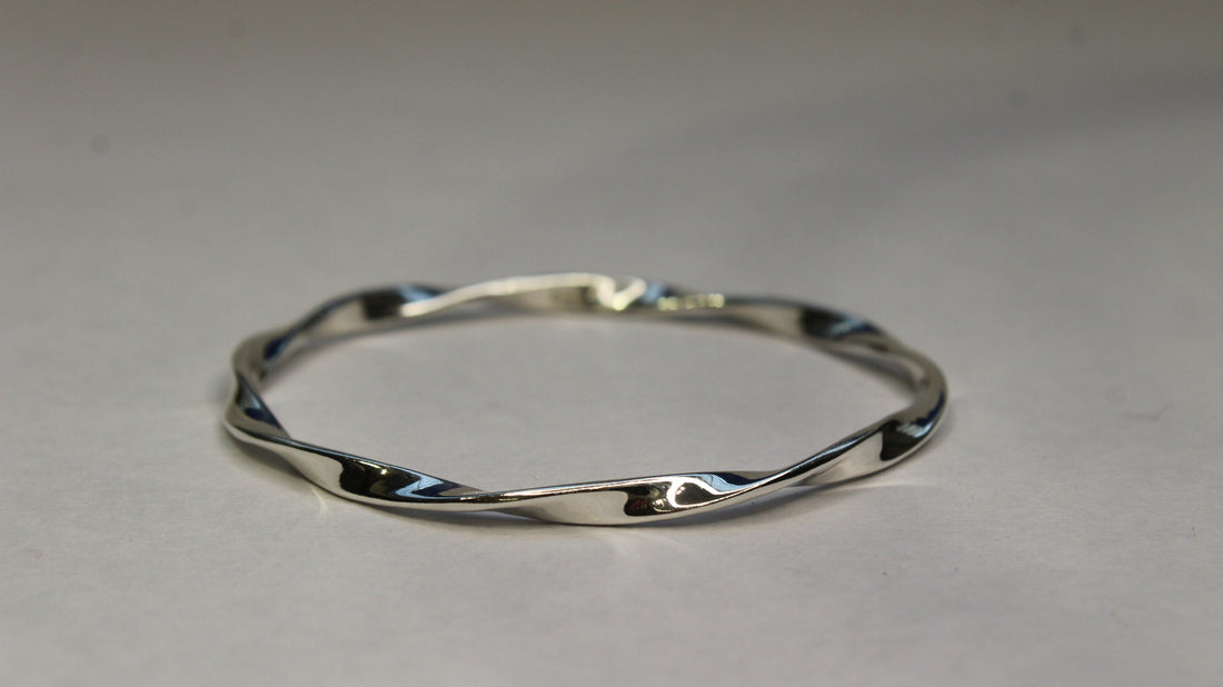 Serene Flow Bangle